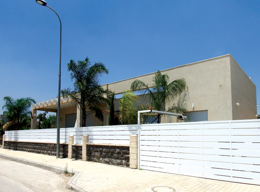 שער הרמה חשמלי דגם קלאסי וגדר בעיצוב תואם | טרלידור.