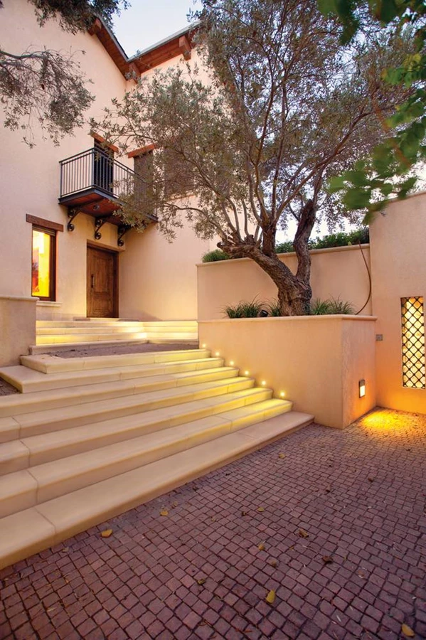 מדרגות פארק מעוגלות בגוון כורכרי, ריצוף דגם