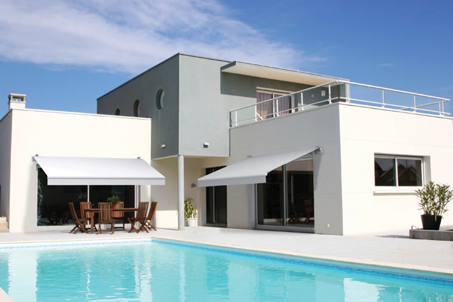 סוכך זרועות מסיבי לקיץ, דגם ERHARDT. בנוי על שילדת SOLERO עם משנה זווית המאפשר לשנות את זווית הסוכך להצללה יעילה גם במרפסות הפונות לצד מערב. הזרועות נמתחות באמצעות שרשרת נירוסטה, וההפעלה יכולה להיות ידנית או חשמלית | סולריס.