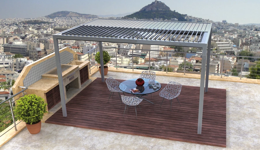 פרגולטו אלומיניום מתוצרת חברת EUROPA. מונע חשמלית ועומד עצמאית עם קירוי של רפפות אלומיניום מתכווננת, גג אופקי בשיפוע מינימלי, אטימות מרבית לגשם| סולריס.