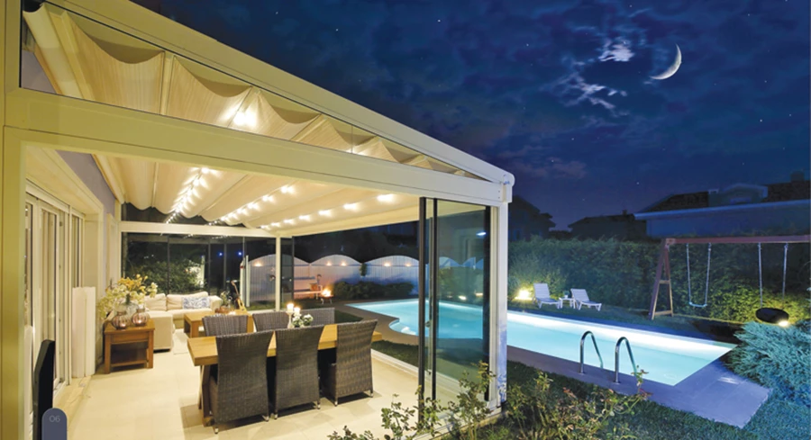 גם פרגולה, גם גג נפתח נסגר חשמלי, וגם סגירה היקפית מזכוכית, עמיד בכל העונות.  | סוככי השרון.