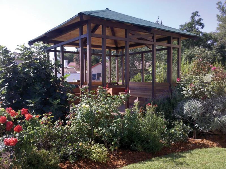 גזיבו בחצר אחורית עשוי מעץ אמלוק צבוע בצבע חצי שקוף גג ארבע שיפועים מצופה בשינגלס, פינת ישיבה ושולחן מותאם עשוי מאיפאה 9 ס