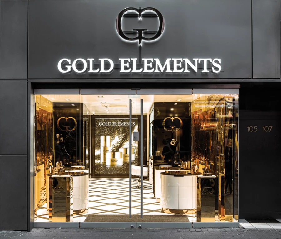 ויטרינות גדולות מעניקות לעוברים ושבים ברחוב הצצה למרחב החלל. שני מעמדי תצוגה זהובים ניצבים בפתח כעין שומרי סף המזמינים להיכנס פנימה.