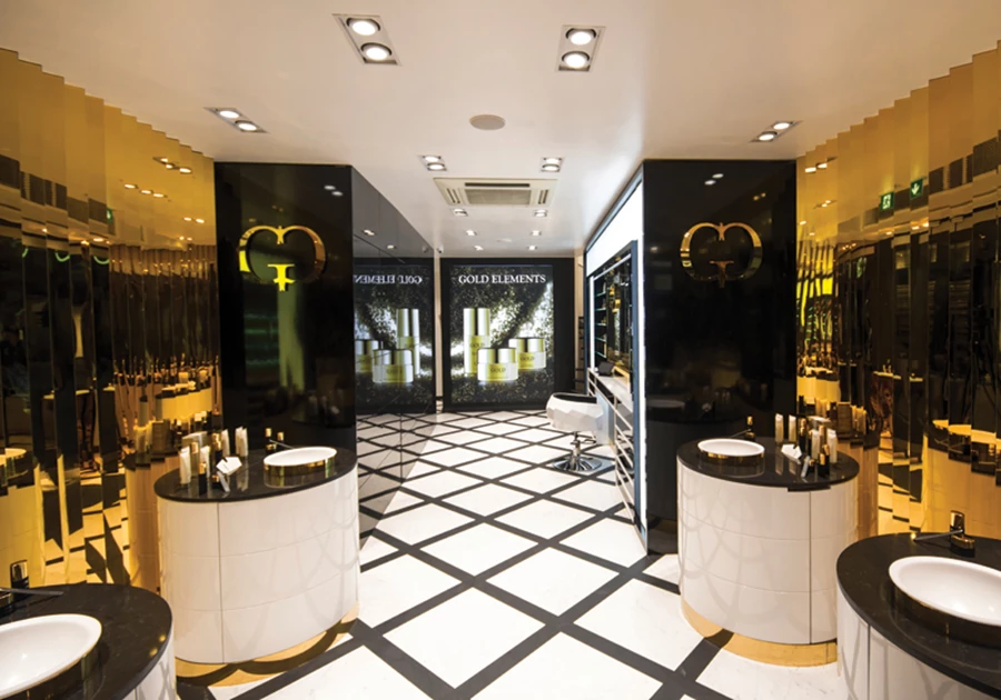 החלל: מינימליסטי וסימטרי, דרמטי ונוטף יוקרה זהובה. ריצוף 