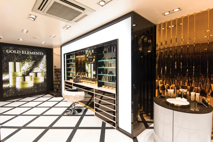 עמדת ההתנסות בקומת הכניסה:  מעוצבת כעמדת איפור מפנקת הנרקמת ממסגרת נגרות לבנה שבתוכה משתלבים משטח נוח, מראה גדולה עם מדפים משני עבריה, וחלקה התחתון מנוצל כמגירות אחסון. בתוך המסגרת מוטמעת תאורת לד, וכיסא יוקרתי מבית FENDI  משלים את  החזות היוקרתית.