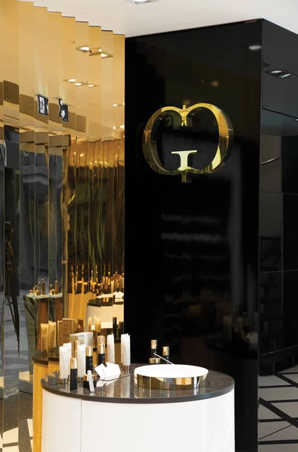 עמדות הכיור: מעוצבות כשילוב של גוף לבן מעוגל, בסיס נירוסטה זהוב, ומשטח גרניט שחור המכיל 