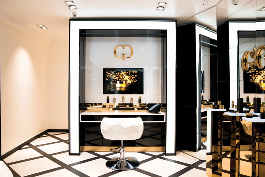 אחת מארבע העמדות שבקומת הפרימיום: עיצוב בלתי מתפשר שנועד להעניק פינוק מושלם של שימוש במוצרים משובחים. מסגרת נגרות בשחור לבן עם בסיס זהוב ותאורת לד המוטמעת בתוכה, מסך טלוויזיה, 