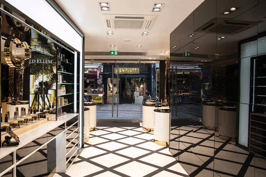 עמדת טיפול/ התנסות המשתלבת בתוך אלמנט שנבנה בהתאמה ייעודית לעמוד קונסטרוקטיבי קיים שניצב בחלל כאילוץ וטופל במסגרת השיפוץ. העמוד הקיים עובה תוך שילוב  נפח פנימי המשמש כקופת VIP נסתרת, וחופה בזכוכית שחורה בה משתלבת דלת כניסה בלתי נראית.