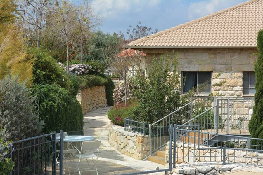 מבנה המלון תובל בצמחייה ומצנע מהרחוב.