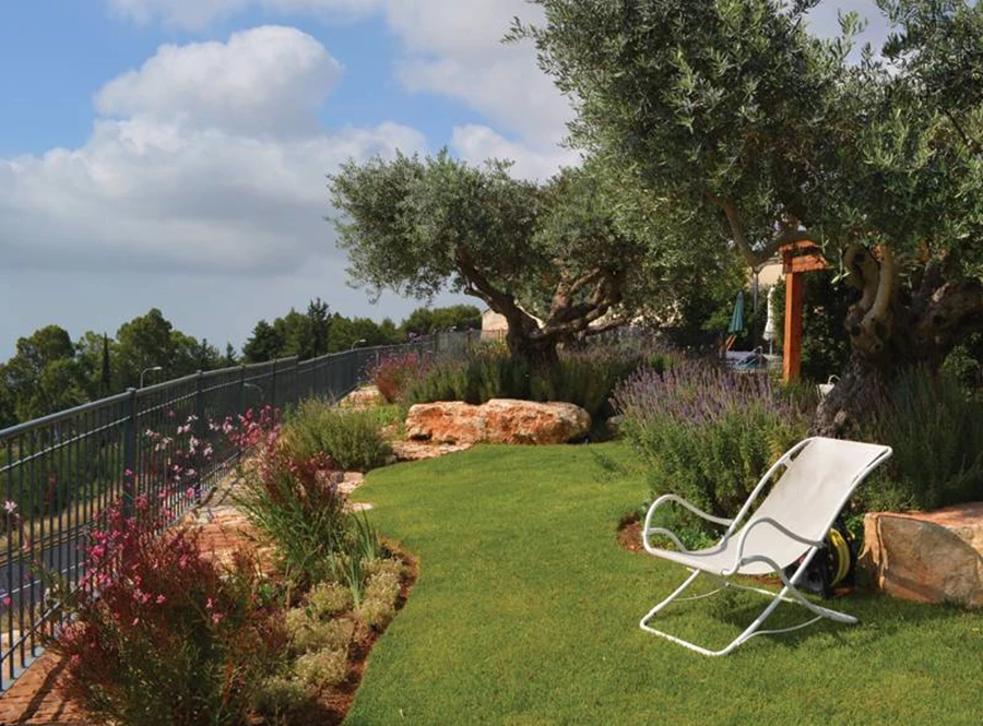 ריהוט גן נוח הוא חלק בלתי נפרד ממרקם הכללי. מלון תמרין.