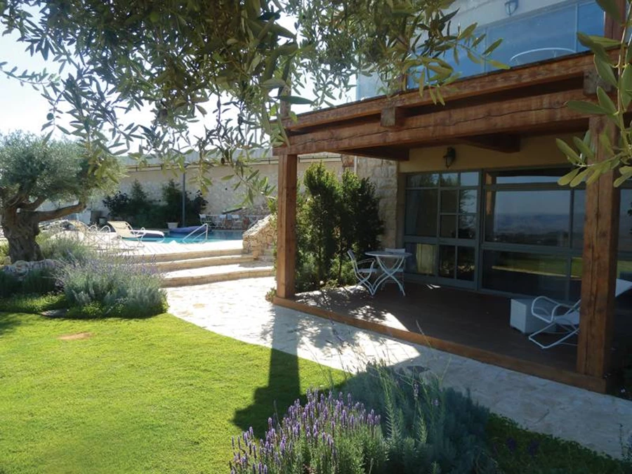 גן בדגש על סגנון ים תיכוני- עצי זית, סוגים שונים של אזוביון, צמחי תבלין. מדשאות פרטיות מהוות חלק ממרחב הכללי של הגן. מלון תמרין