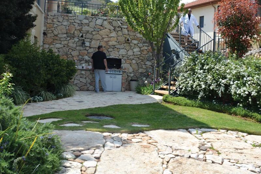 מטבח חוץ משתלב בעדינות בשפה העיצובית של כל הגן ומשמש לאירועים מיוחדים. מלון תמרין