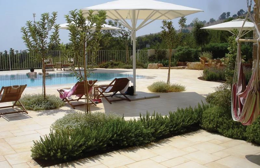 רחבת בריכת שחייה במלון בוטיק אחוזת יסמין.