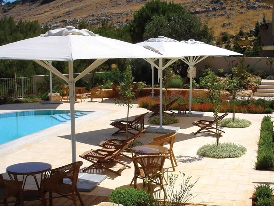 רחבת בריכת שחייה במלון בוטיק אחוזת יסמין.