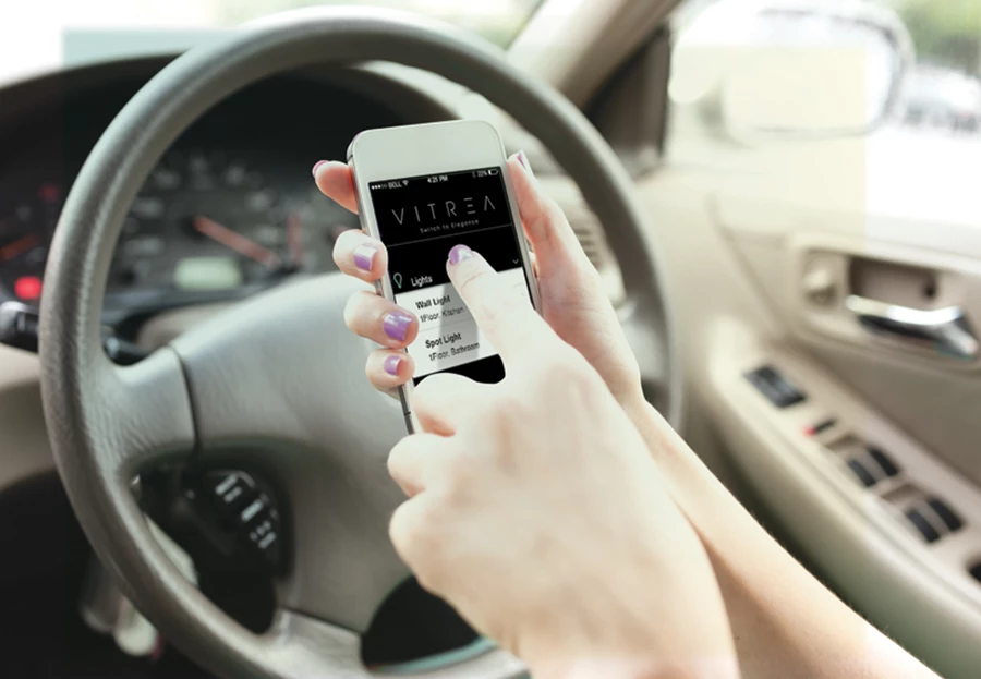 שימוש באפליקציה לניהול החשמל הביתי מחוץ לבית. ויטראה.