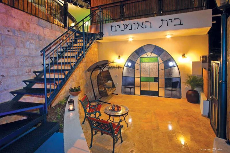 פתחים מקושתים משלבים פרופיל ברזל אותנטי וזכוכית ויטראז