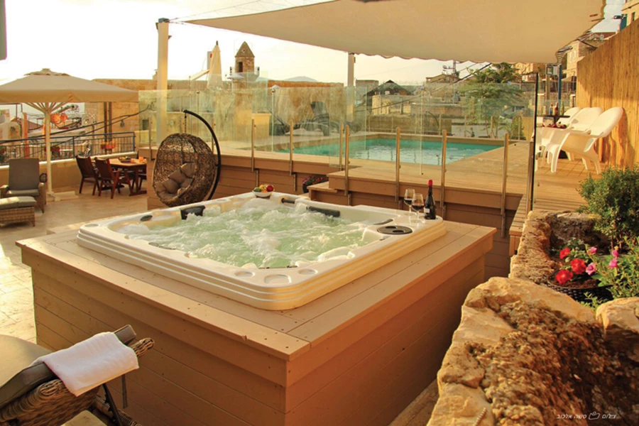 פינוקים על הגג נכרכים בנוף גלילי.