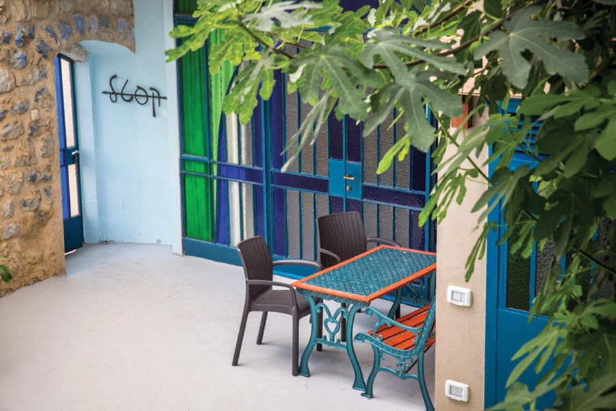 החצר הפנימית והסוויטה הנושאות את שמו של משה קסטל.