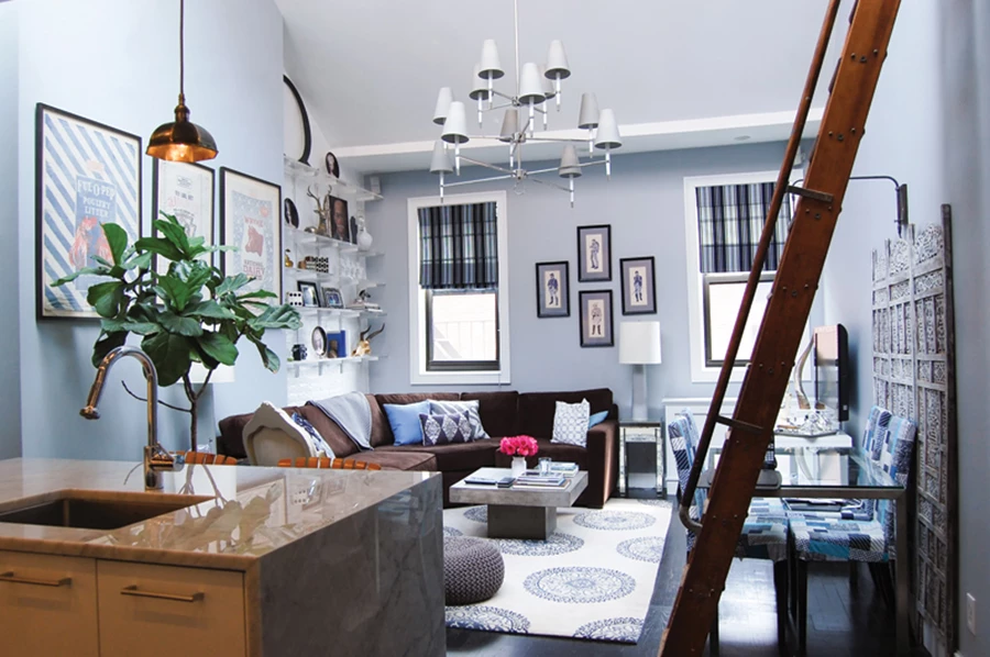 מראה החלל הציבורי לאחר השיפוץ: עדיין קטן, אך מואר, מאוורר, וגדוש בפריטים ייחודיים שלוקטו בשווקים או בוצעו ייעודית תוך יצירת אמירה אישית. הפרקט המקורי הלבן נצבע בחום שוקולד כהה, הקירות בגון תכלת-כחול, סולם עתיק מוביל לגלריה עליונה וממרכז התקרה משתלשלת מנורת קנים בעיצובו של ג