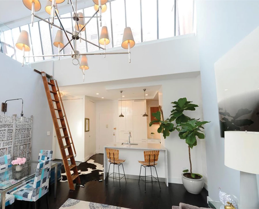 יחידת מדפים מאקריל שקוף שעוצבה ובוצעה כקאסטם מייד להכלת פריטי נוי מיוחדים.