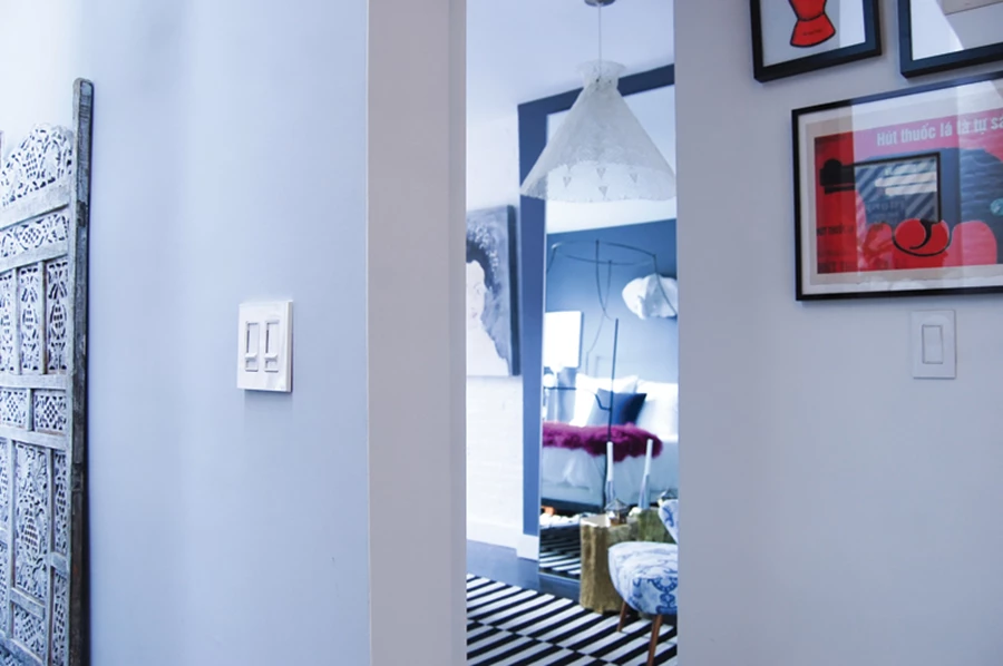 חדר השינה: שילוב של חיפוי לבנים שהיה בדירה ושוקם עם קירות שנצבעו בגון חציל עז, מיטה עם קונסטרוקציית ברזל עליונה המיועדת לכילה, ופריטי וינטאג