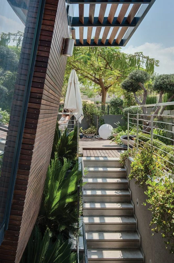 מדרגות חיצוניות לקומת המרתף בה ממוקמות שתי סוויטות של הבנות הבוגרות מעניקות להן כניסה עצמאית.