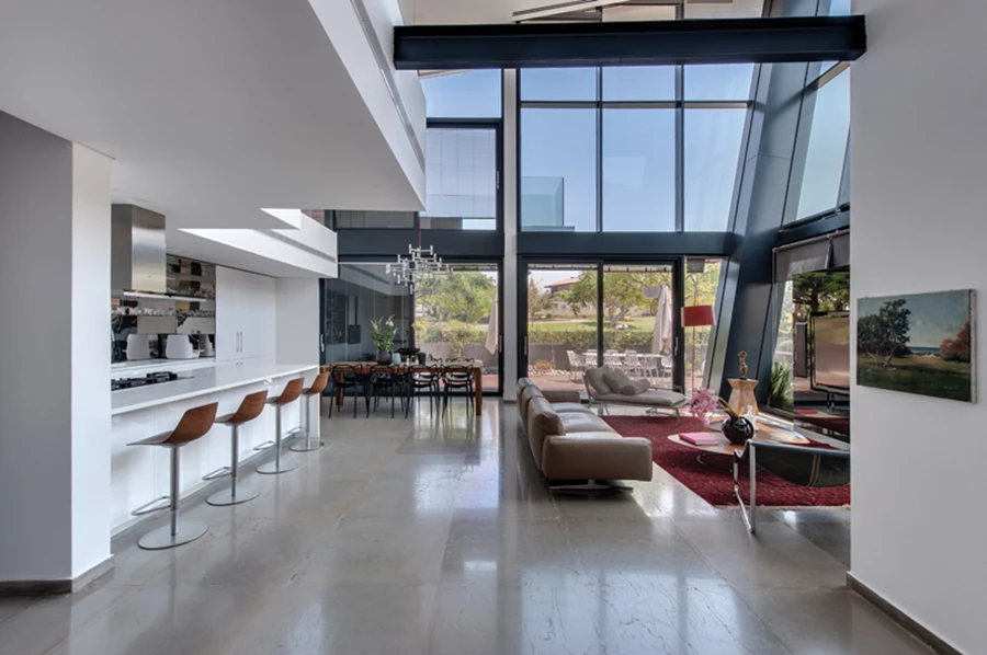 עיצוב פנים הנובע מהשפה האדריכלית של המבנה: חלקת קיר מרחפת בה מוטמע מסך הטלוויזיה ממוקמת בהתאמה למיקומו של קיר עץ נטוי המשתלב במעטפת החיצונית, ופינת הישיבה