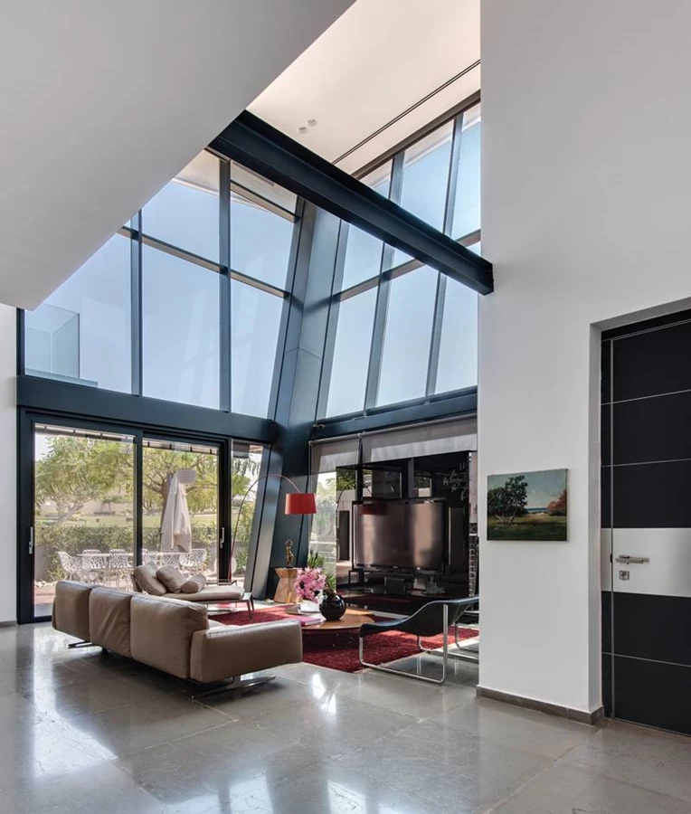 החלל הציבורי שבקומת הקרקע: ריצוף באבן ג