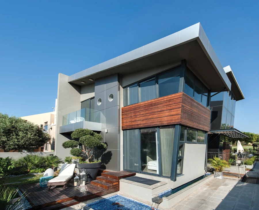 קומת המרתף בבית תוכננה כמרחב מגורים נעים, מאובזר לעילא ומוגן היטב כנדרש ממיקומו הגיאוגרפי של הבית. כמו החלל הציבורי היא רוצפה באבן ג