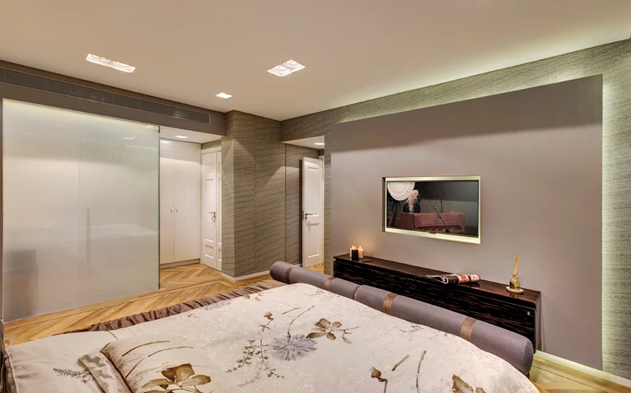 יחידת השינה: מחיצת זכוכית חכמה מפרידה בין אזורי השינה והרחצה: פני שטחה משתנים משקוף לאטום בלחיצת כפתור. מחיצת זכוכית: מקלחונט - רפי שפירא.