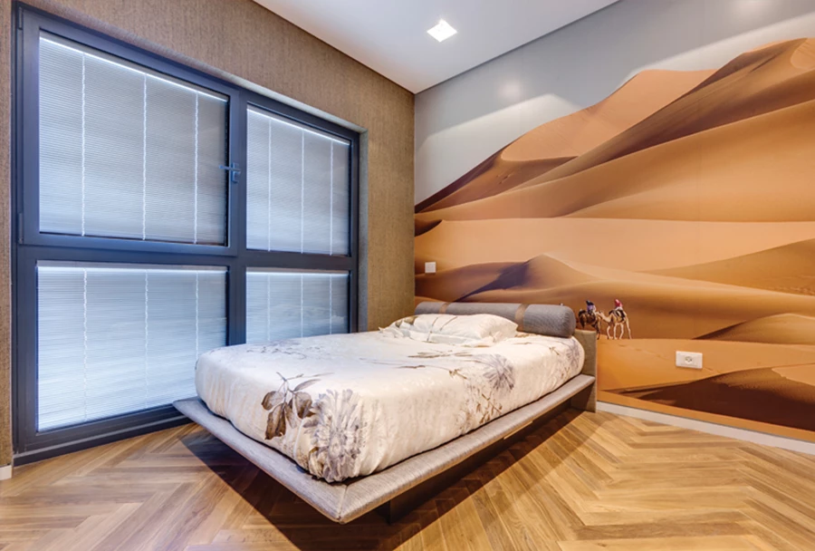 אחד מחדרי הילדים: בכל חדר חופה קיר שלם בטפט עם תבנית נוף, לקבלת פרספקטיבה עם עומק והעצמת תחושת המרחב וגודל החלל.