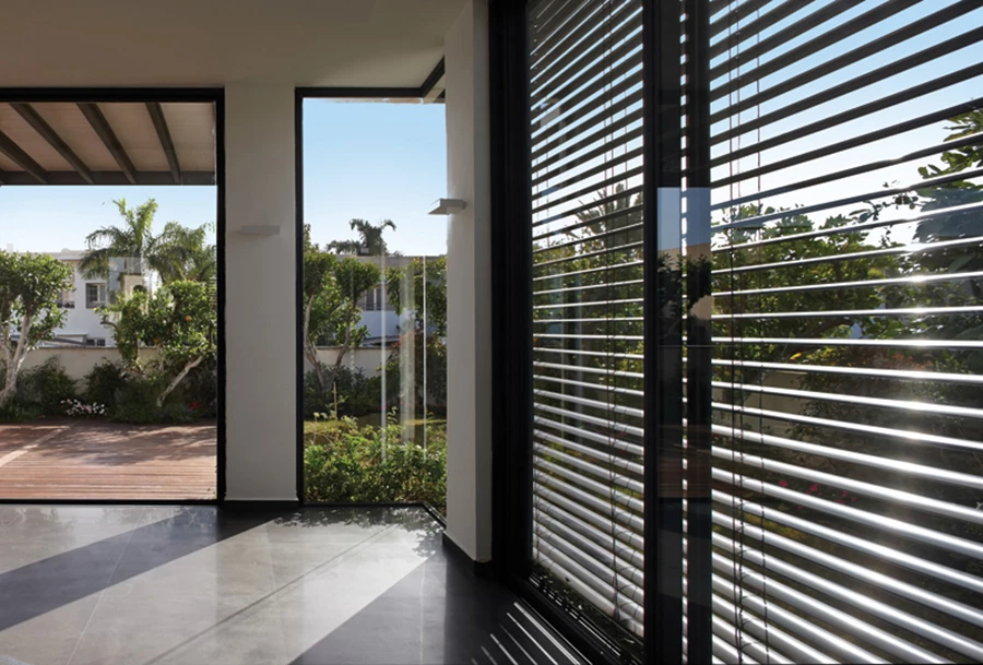 פתרון הצללה בדמות תריס המורכב מפרופיל אלומיניום המאפשר כניסת אור דרך המרווחים בין השלבים, ואף מספק הצללה לטובת נוחות אקלימית | 