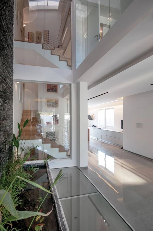 הפאטיו כנתב זרימת החללים בכל הקומות. מתנשא לכל גובה המבנה, מהווה מקור נוסף להחדרת אור יום, ומשלב קיר בחיפוי לבנים, בריכת נוי עם צמחייה ודגים, ורצפת זכוכית דרכה עובר האור גם לקומת המרתף.