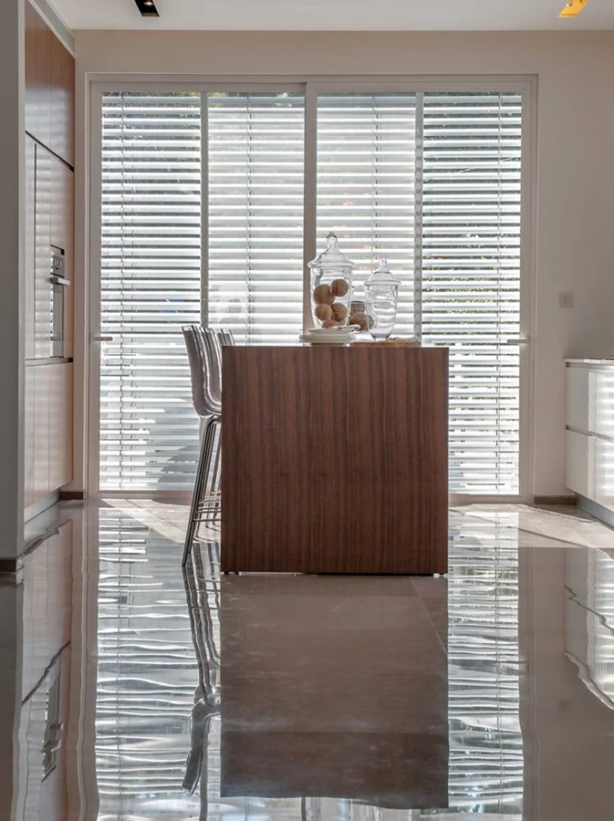 המטבח: מקיים קשרי עין ישירים עם הסלון ועם הגינה שביציאה ממנו, ונהנה גם ממרפסת קדמית פרטית. עיצובו משלב חזיתות שלייף לק באפור בהיר מאד עם עץ אלון מגוון הנוסך חמימות. מטבח: