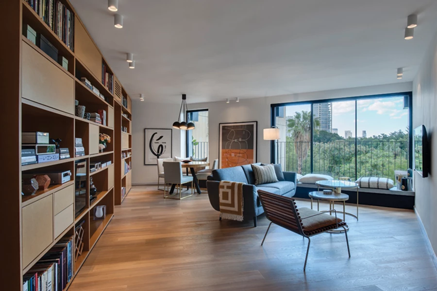 החלל הציבורי: מרוצף פרקט אלון מגוון לאפור, וספסל שתוכנן בצמוד לויטרינות מסייע 