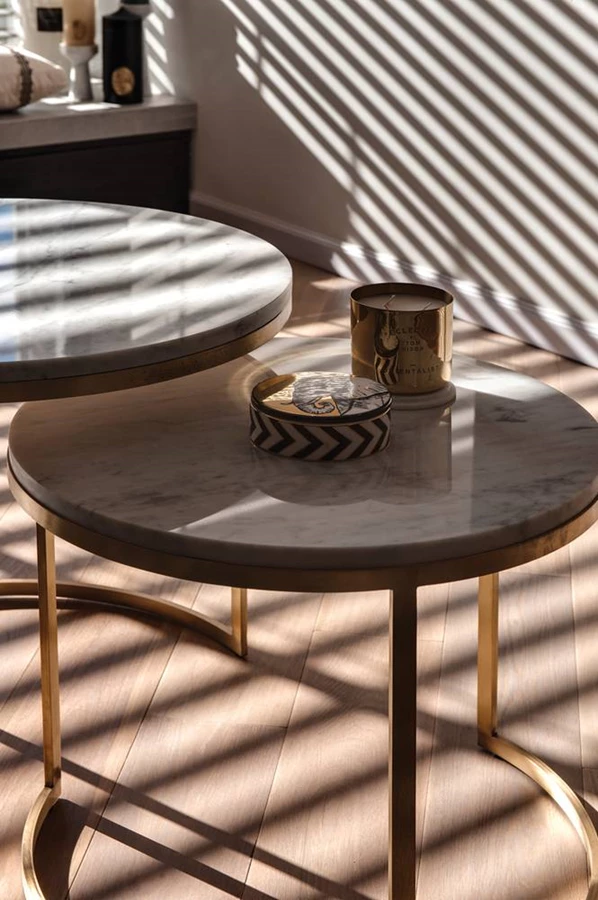 שולחנות קלים לניוד וגמיש בהתאם לצרכים, שעיצובם משלב פליז ושיש.