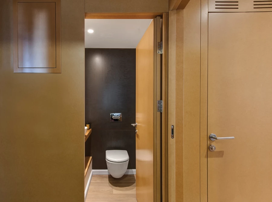 חלל השירותים הנכלל כחלק מאלמנט ה-MDF. אריחי חיפוי וכלים סניטריים: Hezi Bank.