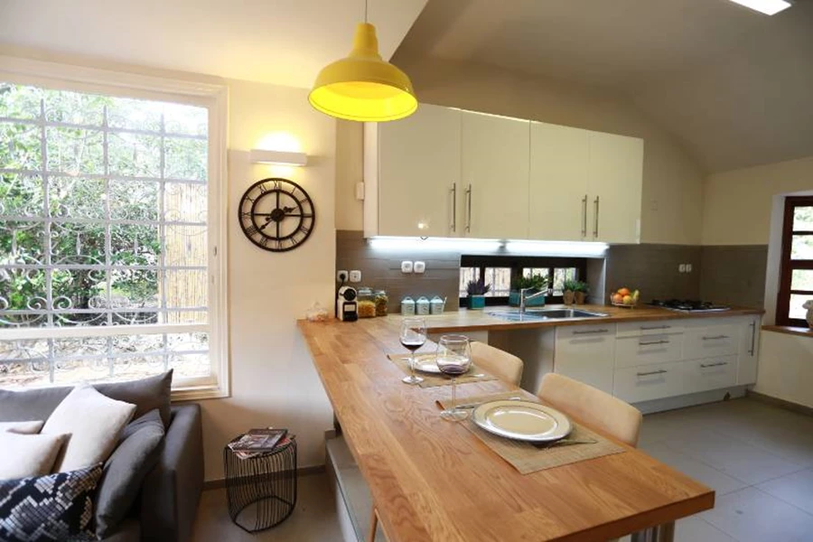 דלפק אכילה לילדים ומנורה צבעונית נרכשה מטליה גופי תאורה