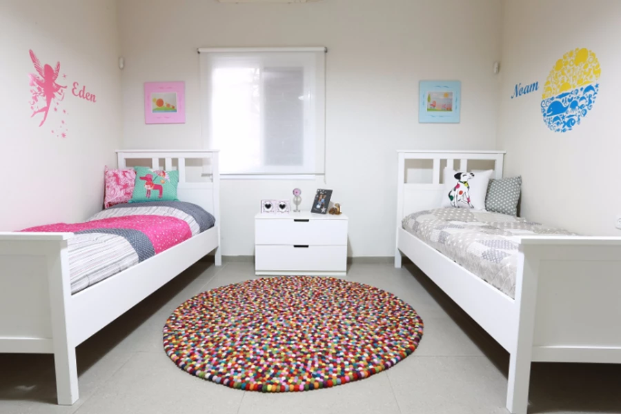 השטיח והכריות הצבעוניים, מוסיפות עושר ושמחה לחלל