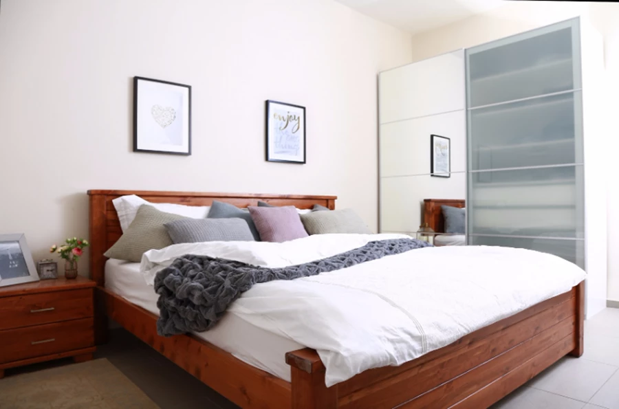 תמונות מיוחדות שולבו בחדר השינה – PETEK DESIGN