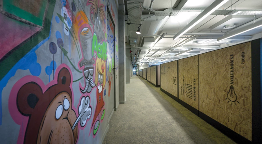 מסלול חווייתי משתנה במעברים: חיפוי טיח המדמה בטון ועליו ציורי קיר ססגוניים. גרפיטי- אלירן שיטרית .