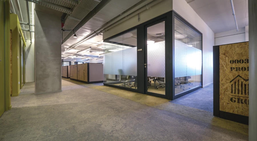 אזור העבודה הממוקם בקרבת החלונות ונחלק על פי דרישה לתאי עבודה אישיים פתוחים למחצה. תשתיות חשופות בתקרה צבועות בלבן ונטמעות בשטחה כדי לשמר את ממד הגובה ותחושה מוארת, וחזיתות התאים הפונים למעבר עשויות OSB עם אימג