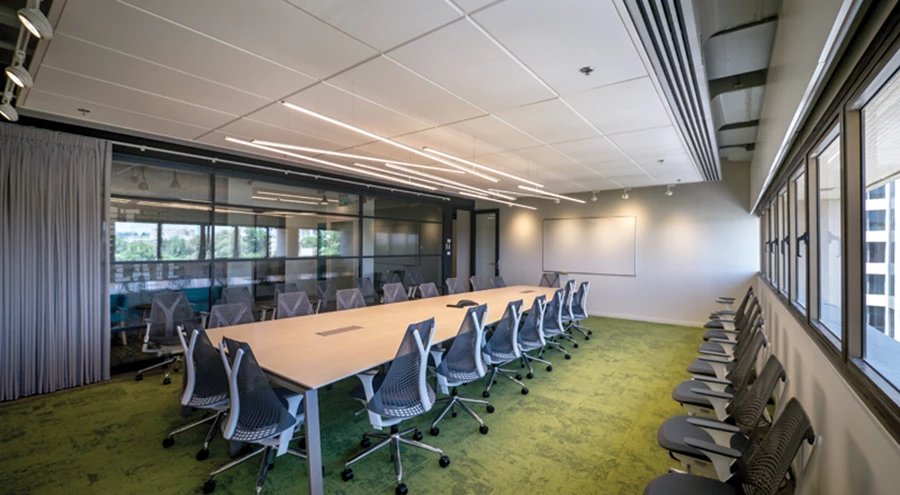 חדר הישיבות: שטיח בירוק עז המדמה מראה של דשא חי ורענן כרקע לעיצוב מהוקצע וענייני מתבקש.  שטיח ומחיצות זכוכית