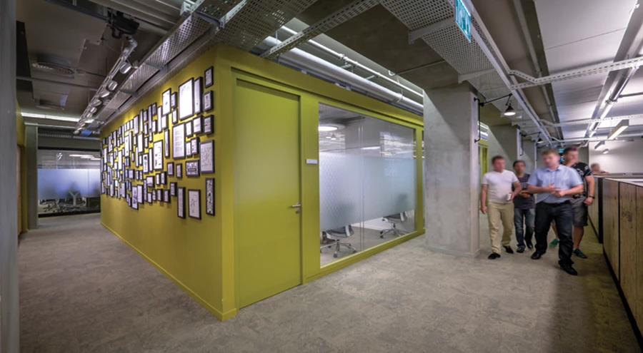 זורי המשרד השונים ממוקמים משני עבריה של מבואת כניסה קטנה לקומה, כאשר ציר התנועה של החלל סובב את המרחב וכמו תכתיב ה- Cubicles, כך גם היררכיית החללים נגזרה מהקודקס האמריקני במערך שניתן לכנותו