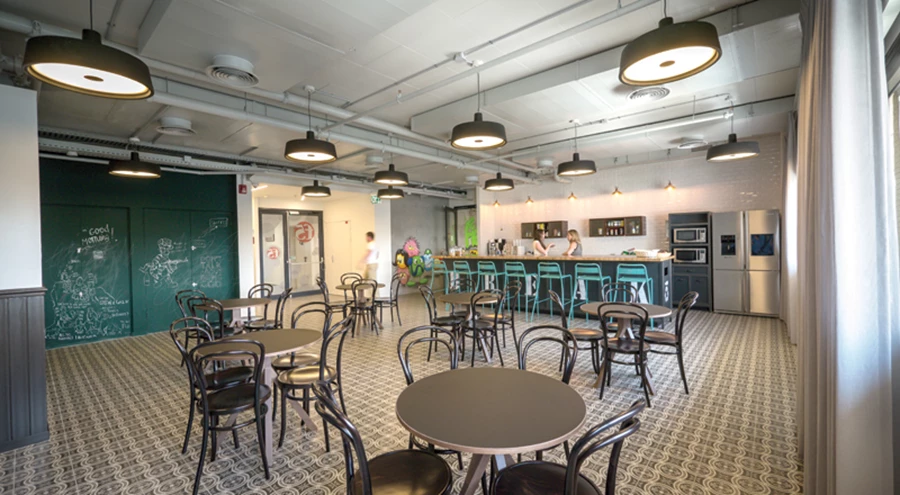 הקפיטריה: עיצוב בסגנון בית קפה אורבאני. ריצוף באריחים מצוירים, אזורי ישיבה שונים- אזור משותף, ישיבה