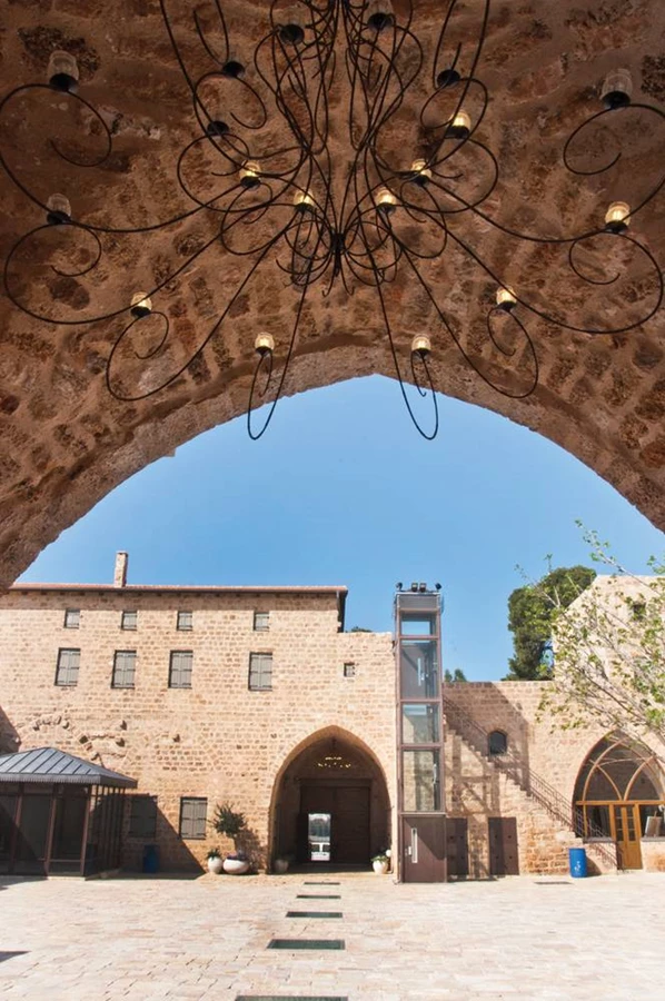 החצר הפנימית שמרוצפת באבן עתיקה מהמאה ה-19.