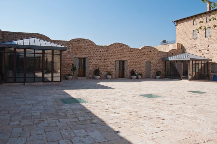 בפינות החצר: מעין מבני גזיבו המשלבים קונסטרוקציית מתכת וזכוכית כחלופה למרפסות.