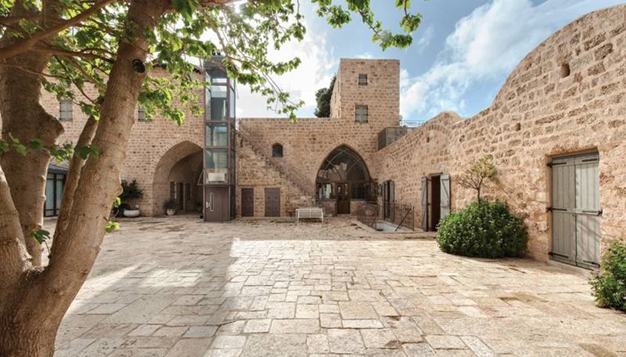 מעלית כחלופה בטיחותית לגרם המדרגות התלול במיוחד שמוביל למבנה הגבוה והשימוש בו מסוכן.