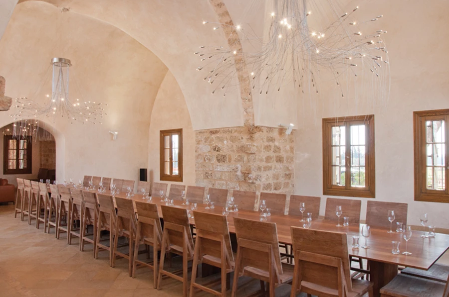 חלל גדול וגבוה כחדר אוכל רחב ידיים לאירוח בני המשפחה המורחבת וחבריהם. שולחן וכיסאות שעוצבו ובוצעו ייעודית על טהרת השימוש בעץ, וגופי תאורה מרשימים המשתלשלים מהתקרה הגבוהה.