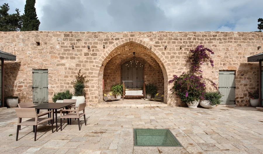 קטעי זכוכית שקופה משתלבים על מנת להחדיר אור יום למרחב החדש שהתקבל בחפירה.